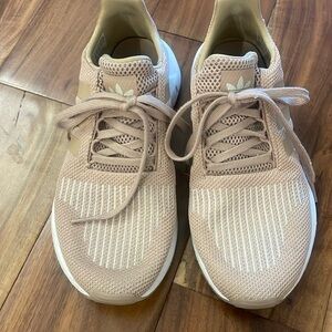 EUC Ladies Adidas sneakers sz 8.5